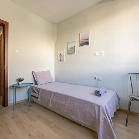 Апартамент Modern Place 2bdr 1livingroom *